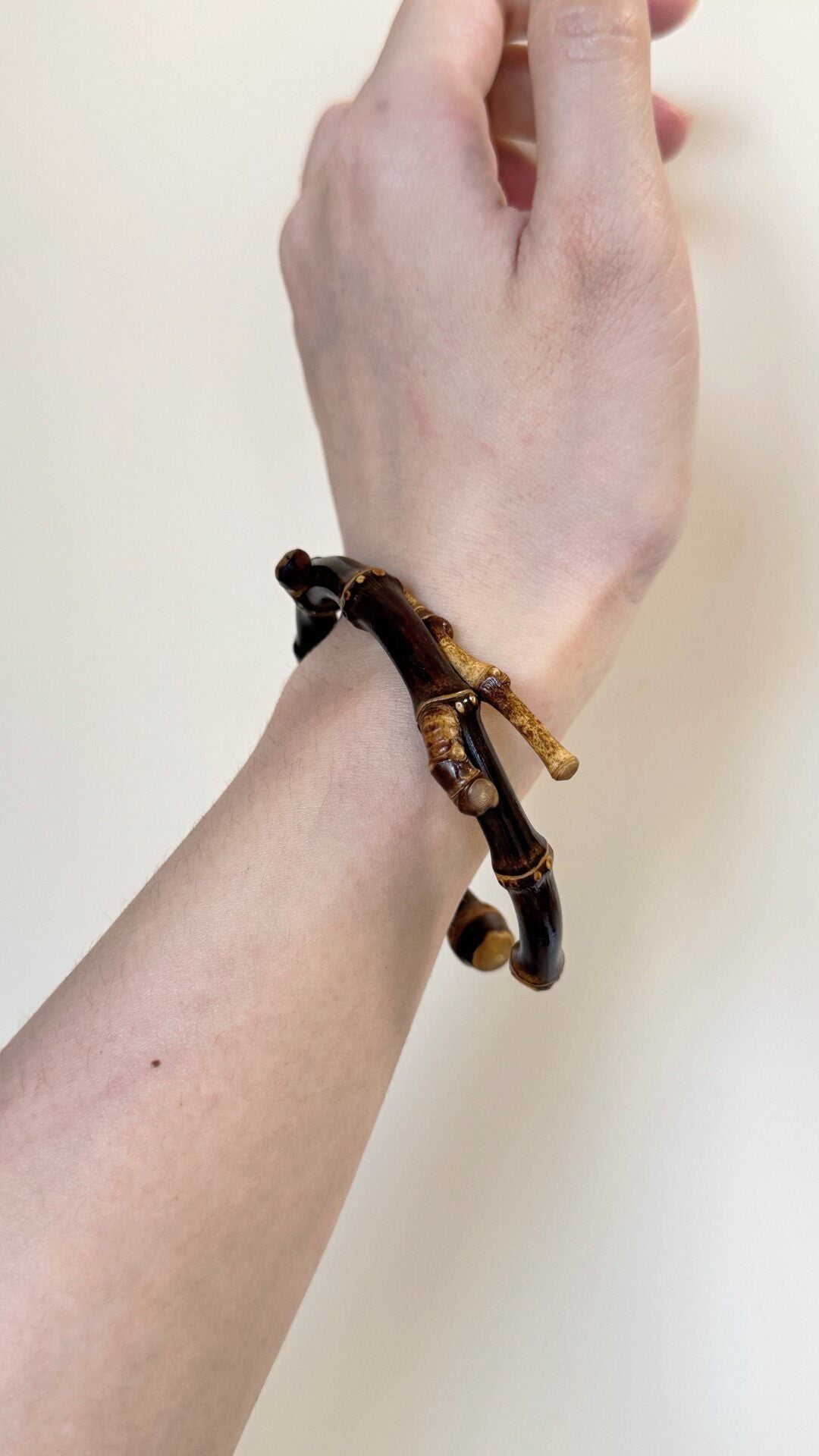 Onregelmatige cuff-armband van paarse bamboe