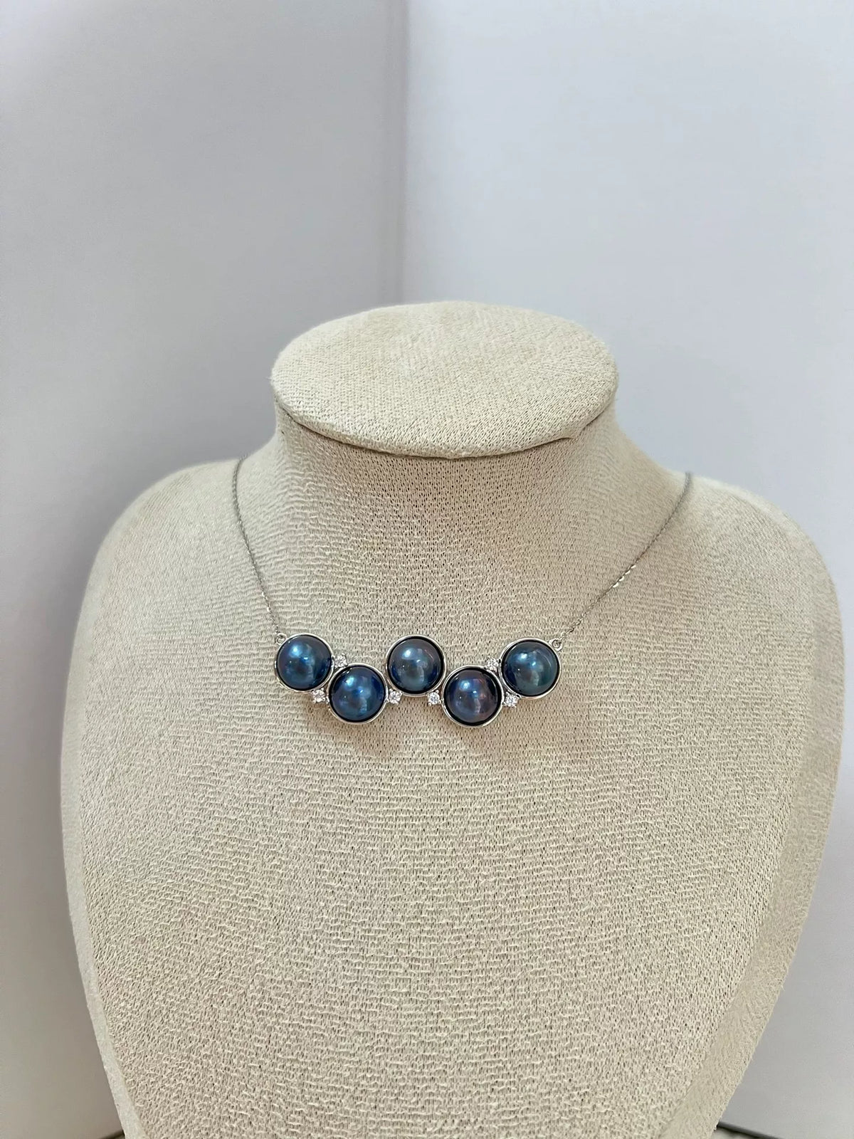 Collier aux cinq perles bleu paon argent 925