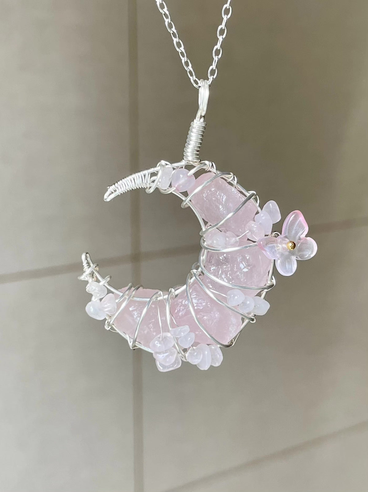Halsband med rosenvarts och halvmåne i silvertråd