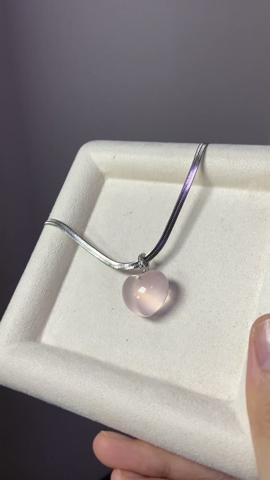 Collier pendentif cœur en cristal rose naturel