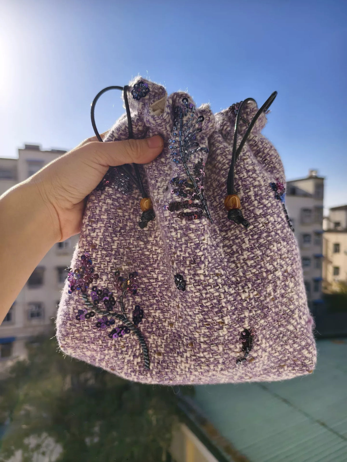 Borsa a sacchetto con coulisse in lana lavanda con perline