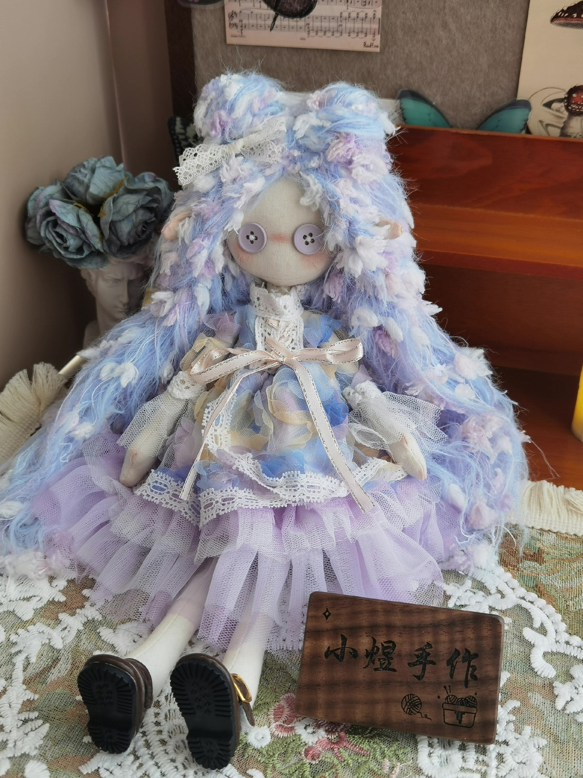 Muñeca de botón con cabello de hilo pastel