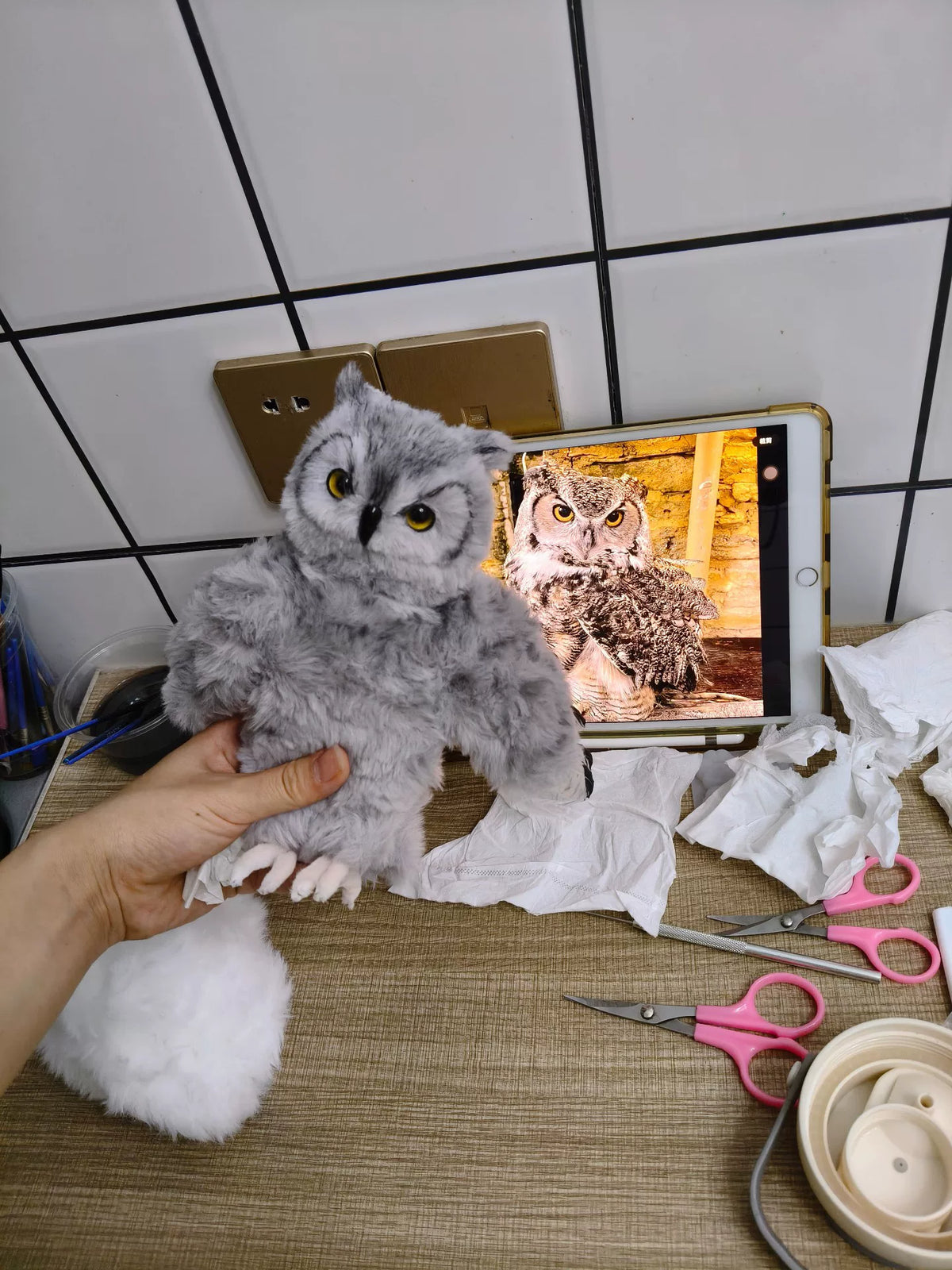Handgefertigte Eule aus Chenille-Pusdraht