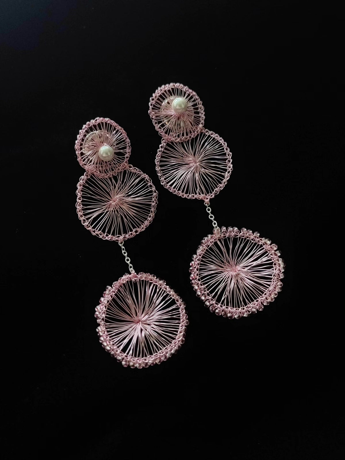 Boucles d'oreilles en crochet de fil rose et perles
