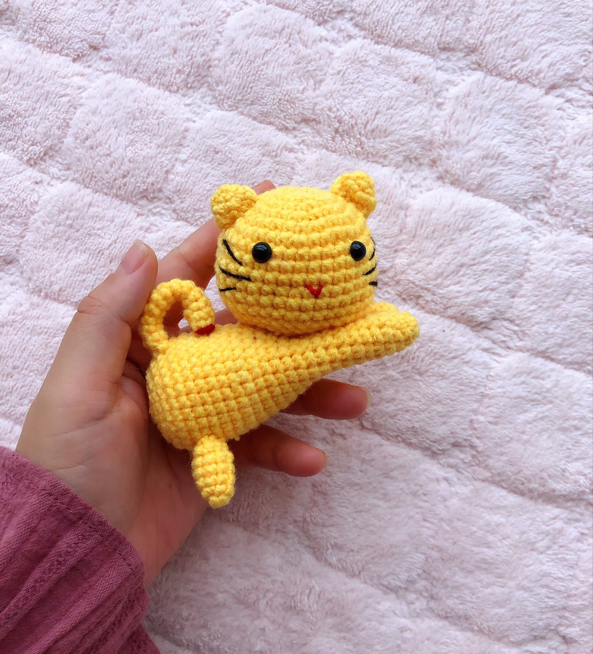 Gelbe gehäkelte Katzen-Amigurumi-Figur