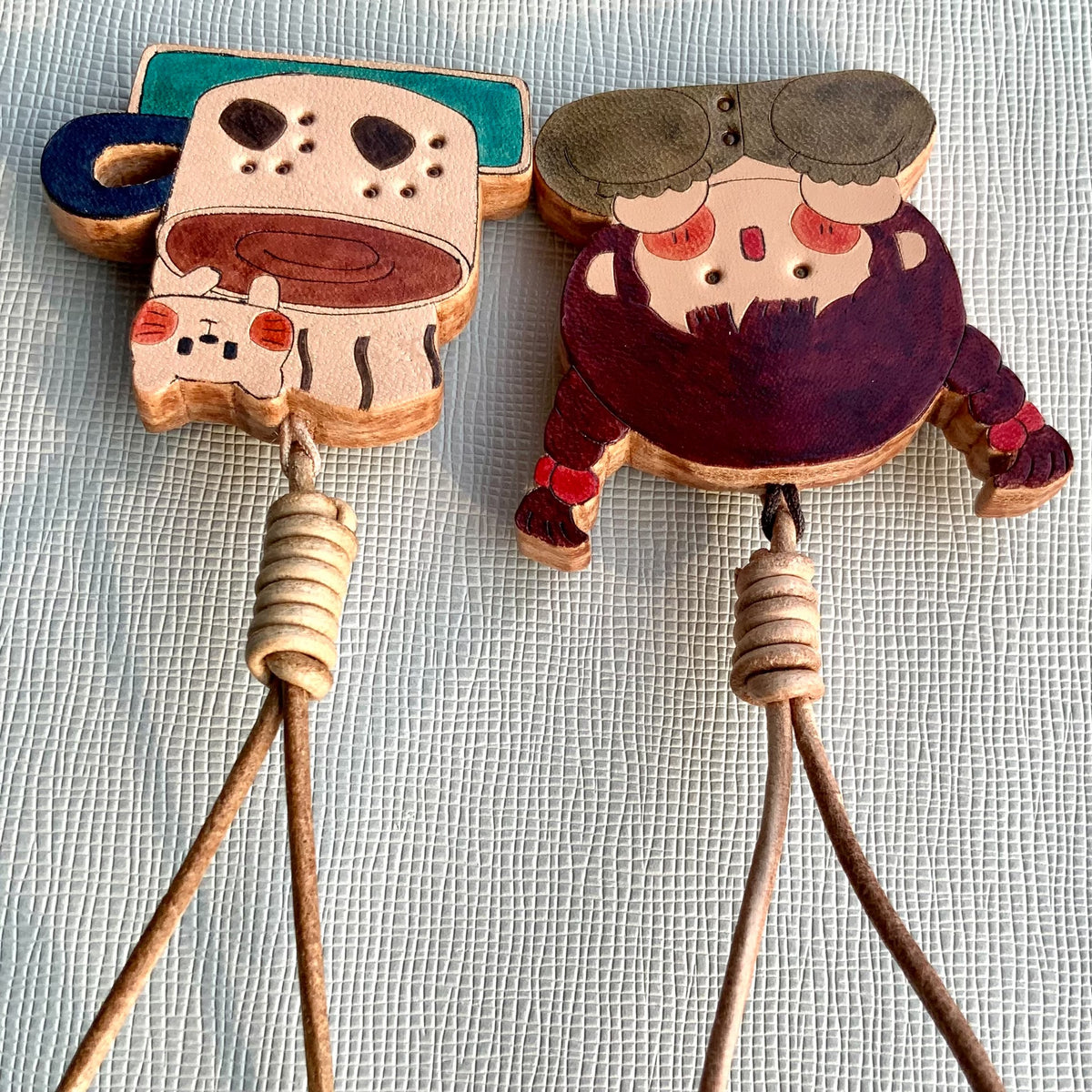 Handgjord läder-charms med flicka och katt