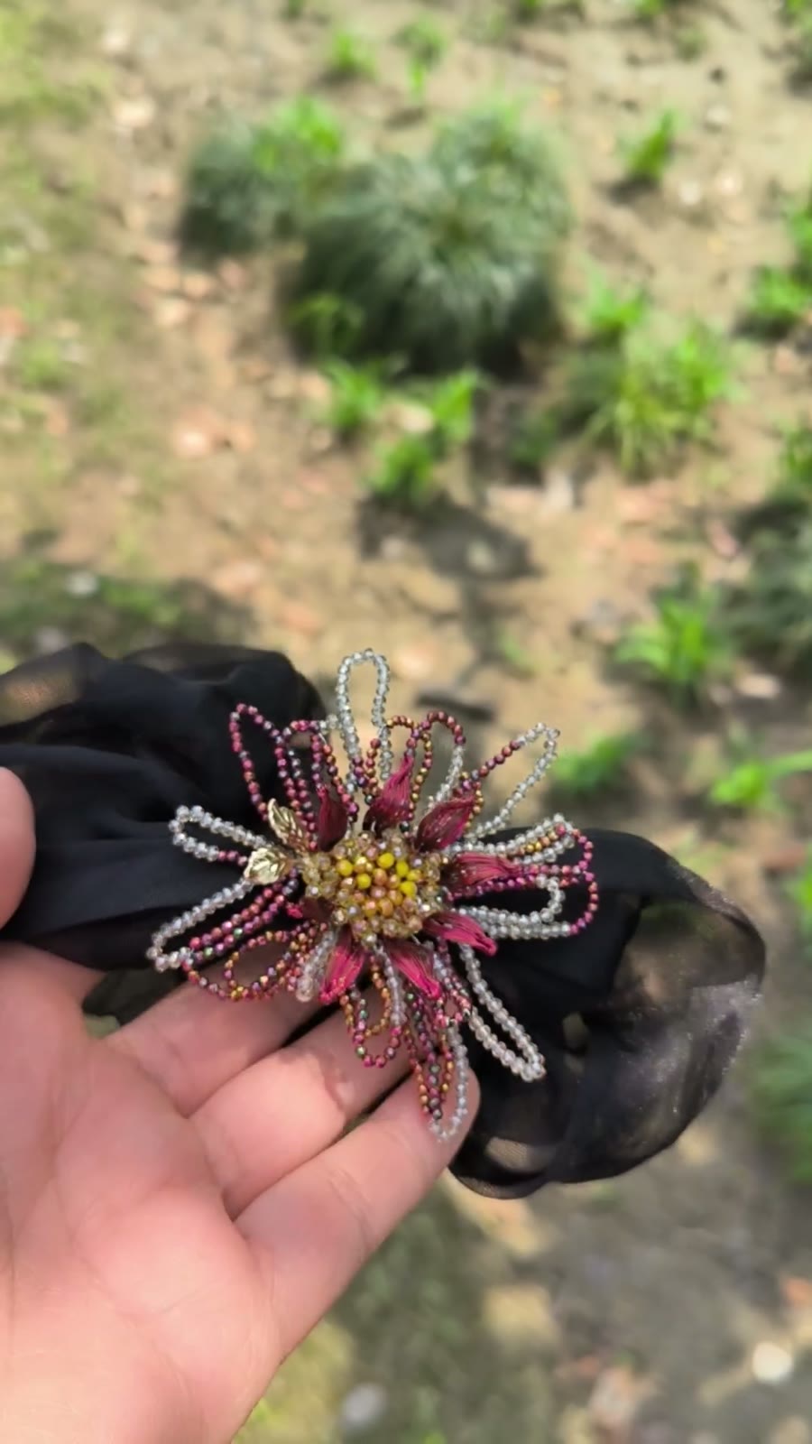 Set aus Haarscrunchie und Blumenbroche mit Kristallperlen