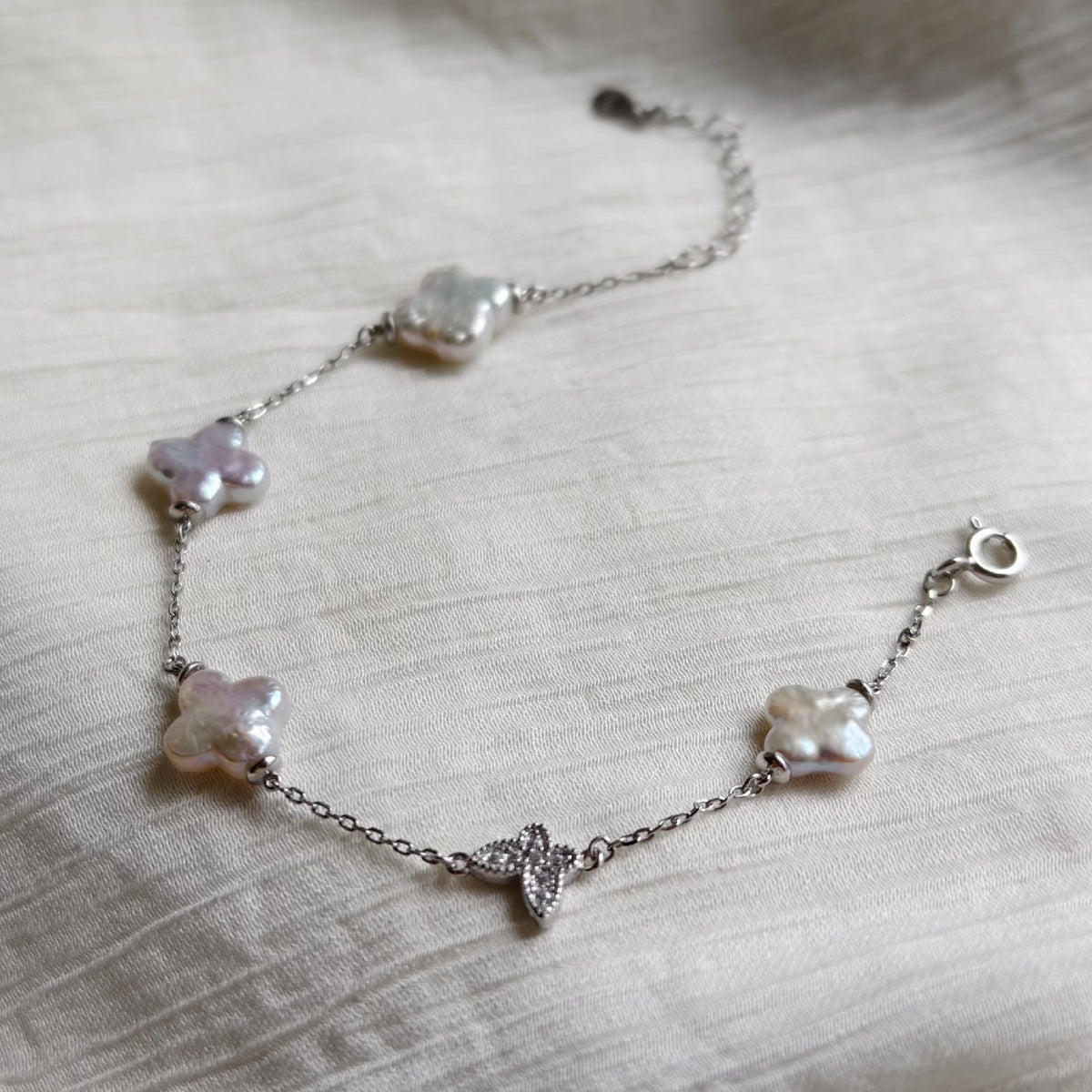 Braccialetto con perle d'acqua dolce e charm farfalla in argento