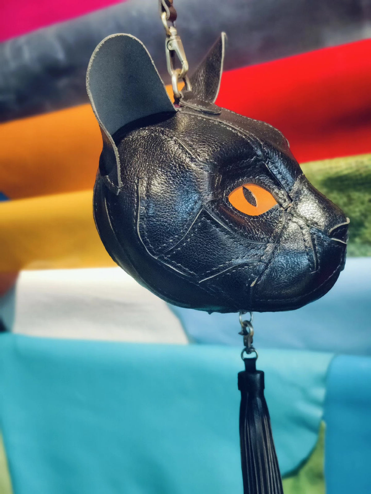 Borsa in pelle nera a testa di gatto