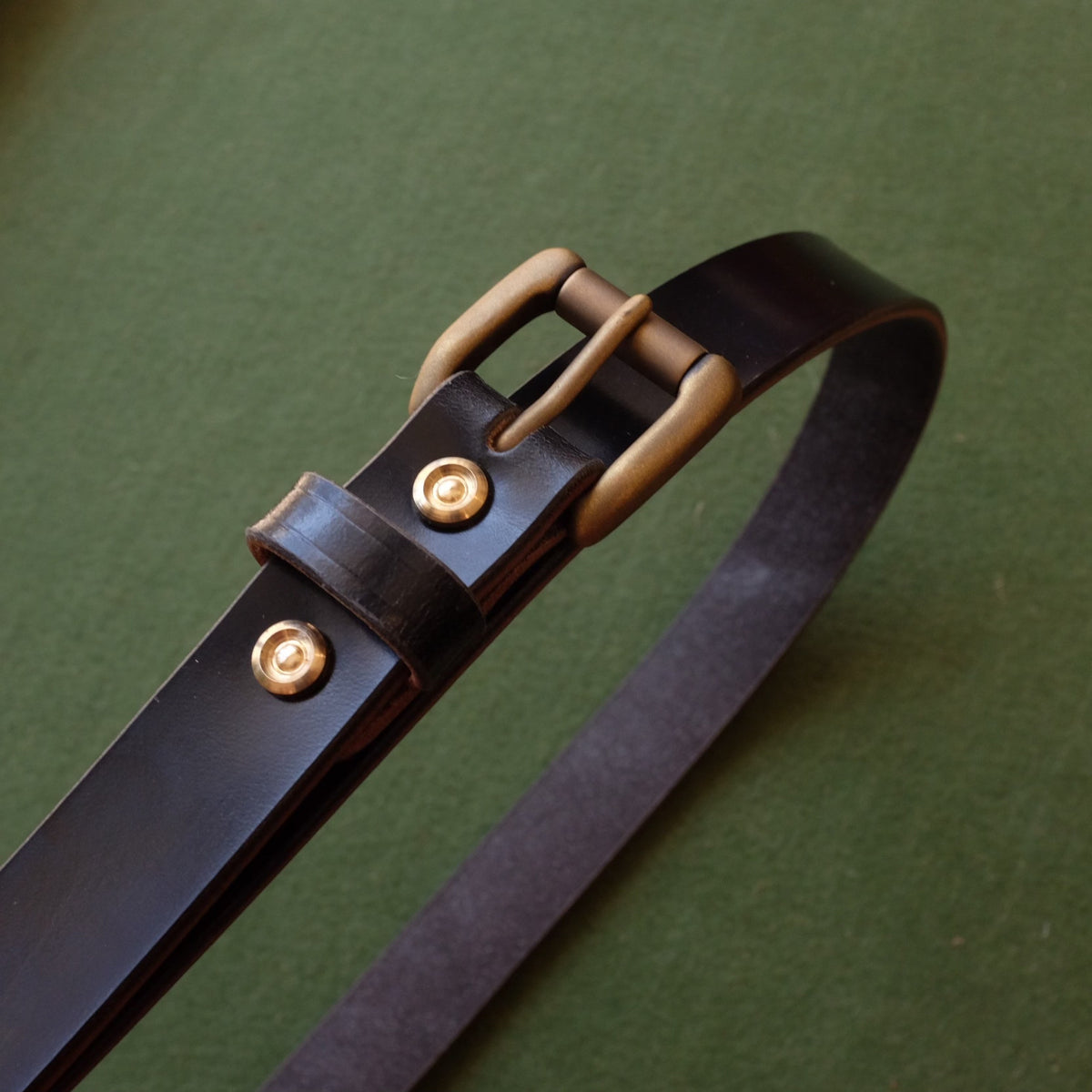 Ceinture en cuir noir artisanal avec boucle en cuivre