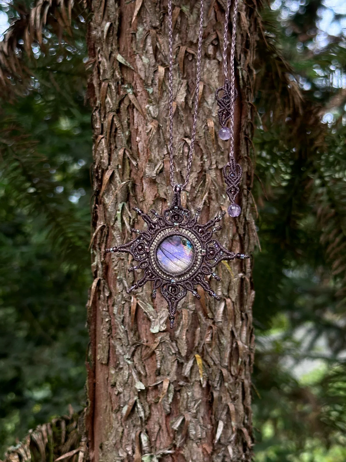 Purple Labradorite Macrame Sunburst Halsband