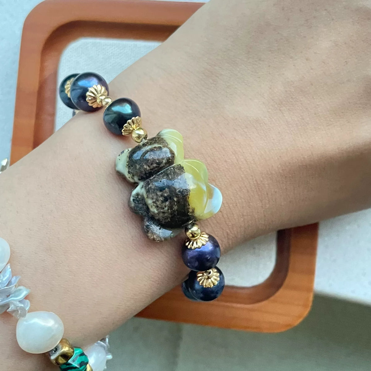 Pulseira de Urso de Âmbar-Mel e Pérolas Roxas