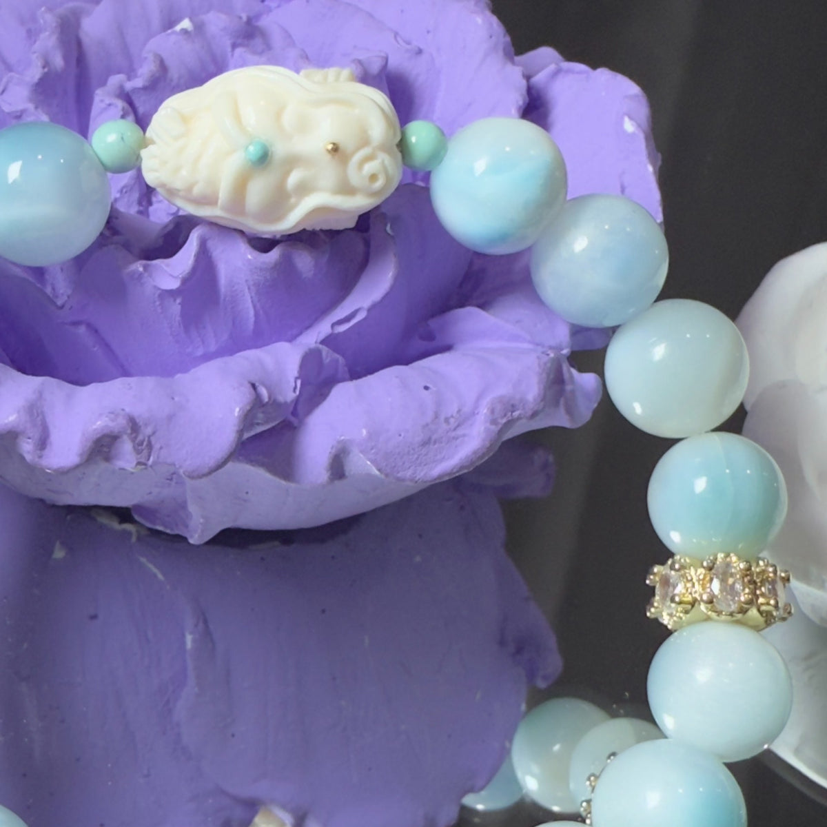 Bracelet de perles bleu aqua accents dorés