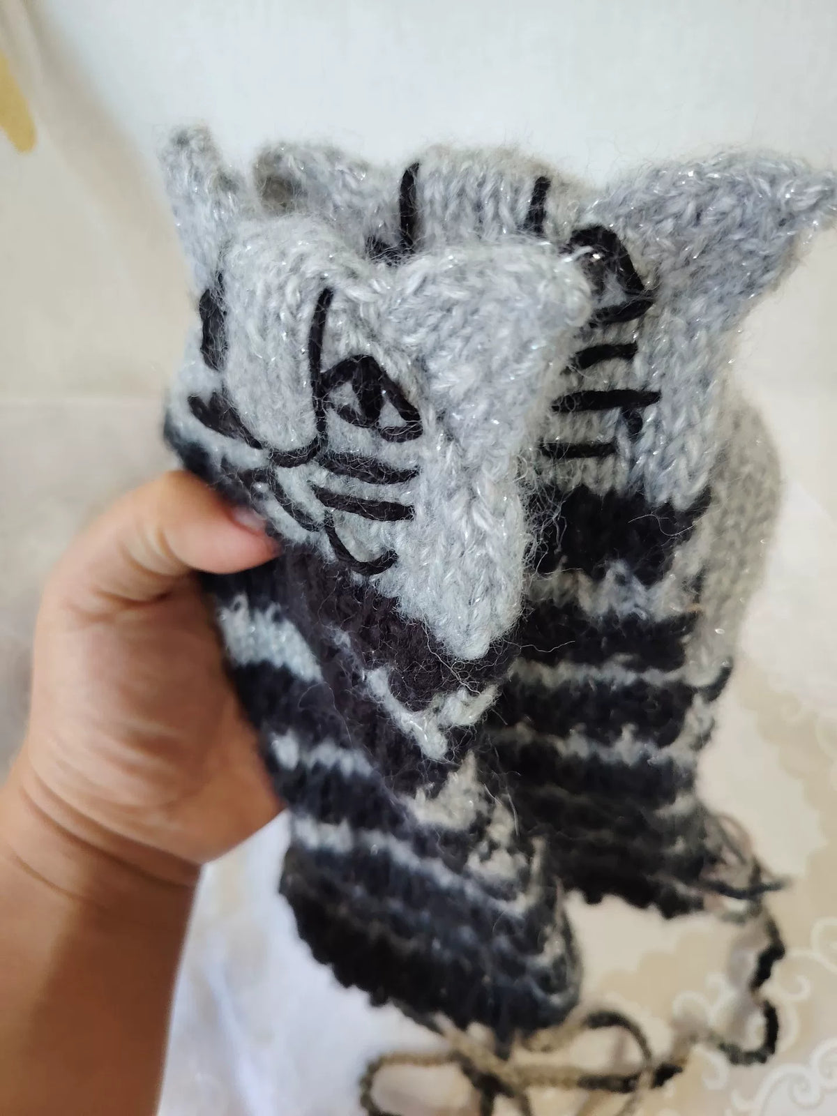 Handstickade ullvantar med kattsmotiv
