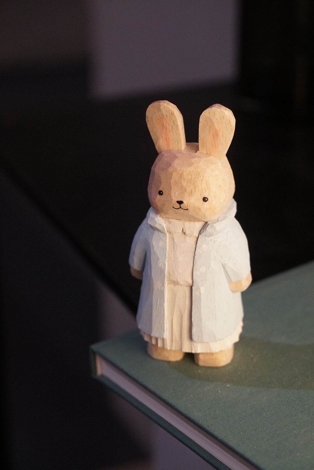 Handskuren träkanin figur 11cm
