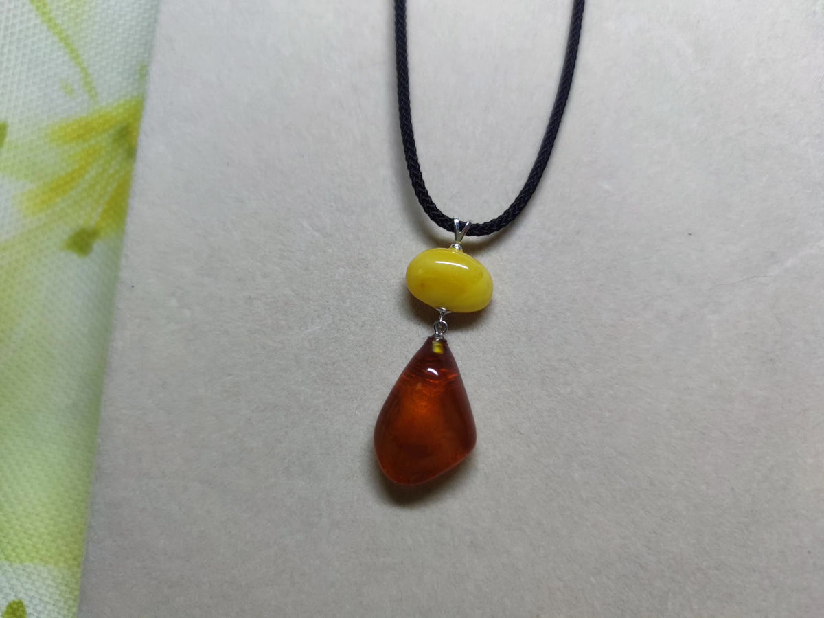 Colar com Pendente Gota em Âmbar Cera Natural