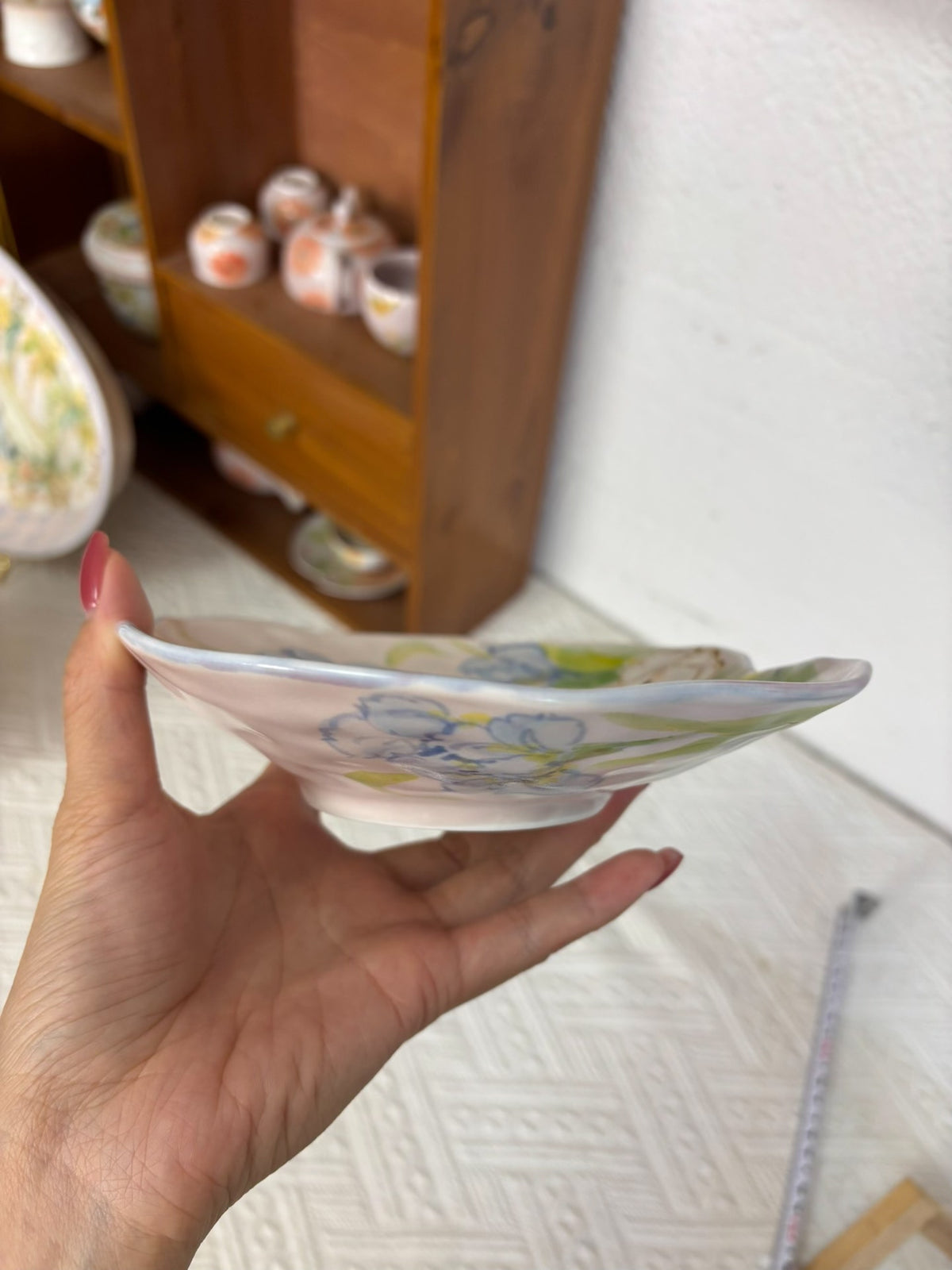 Piatto in ceramica fatto a mano con conigli e iris