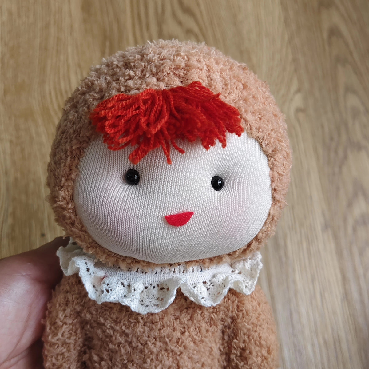 Handgefertigte Sockenpuppe Mädchen mit Spitzenkragen