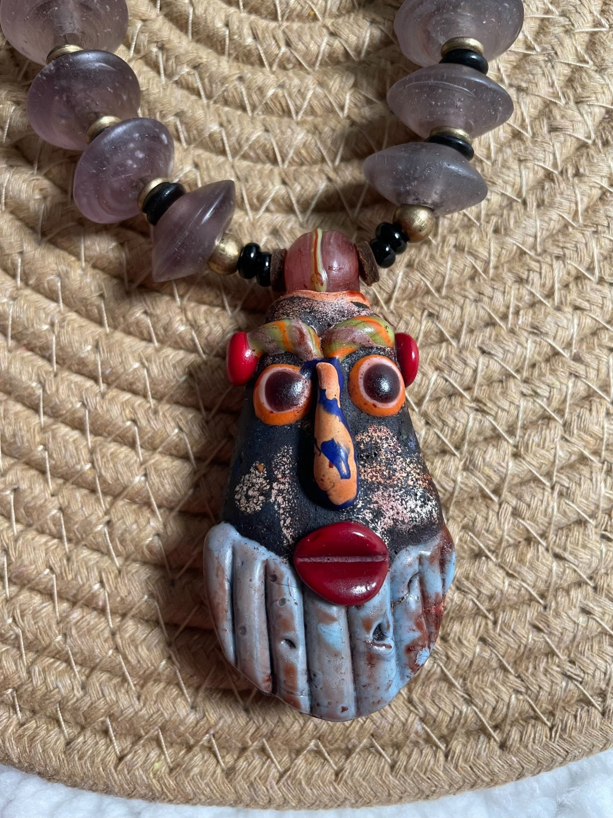 Phönizische Glas-Anhänger-Halskette mit Puppenfigur