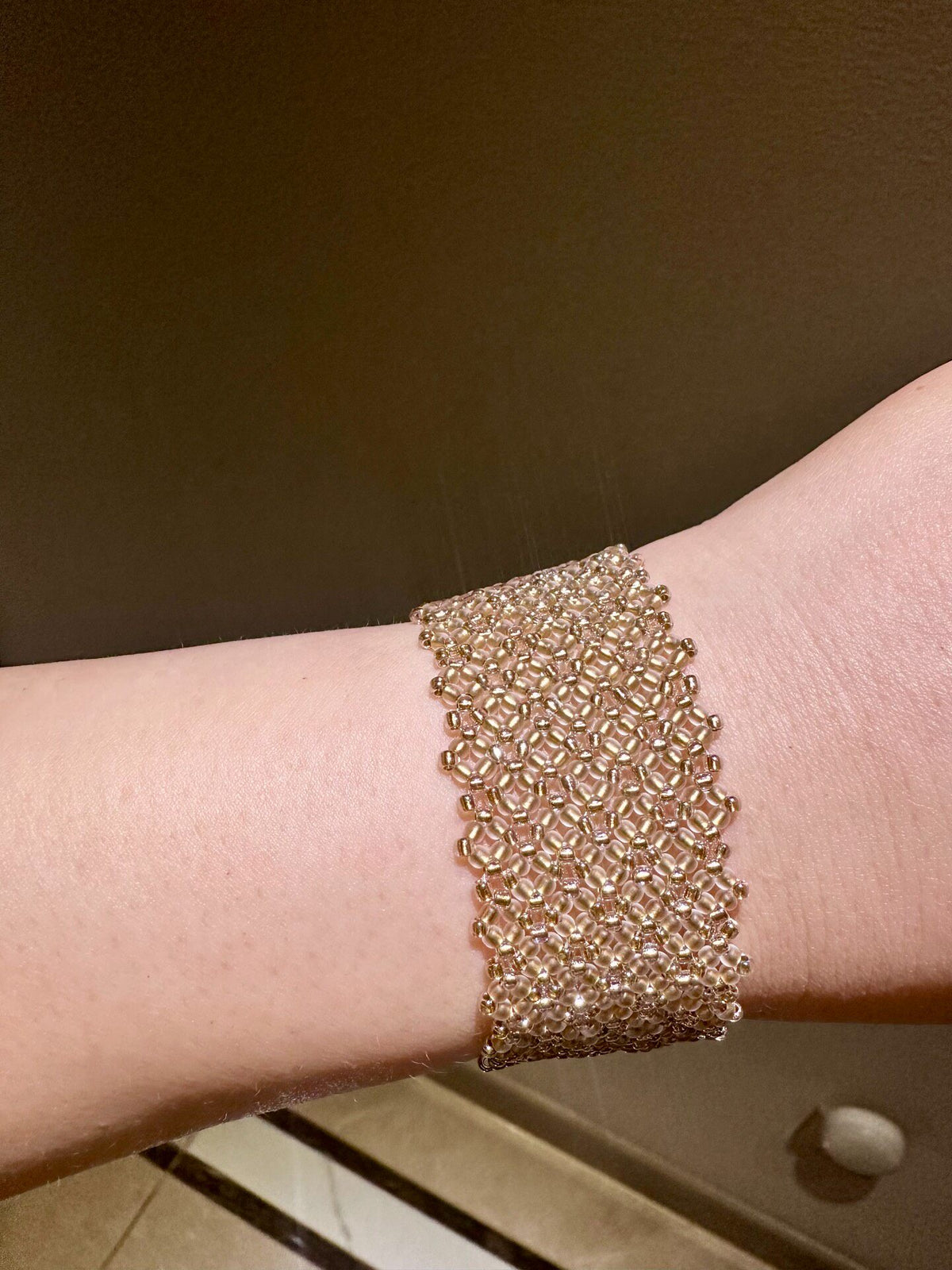 Bracelet manchette en maille dorée et perles tissées main