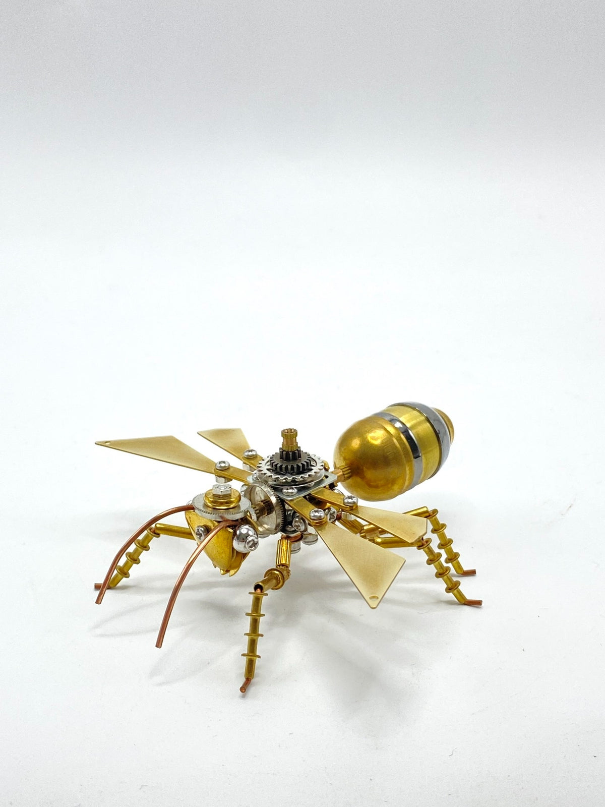 Escultura de metal de insecto volador mecánico estilo steampunk