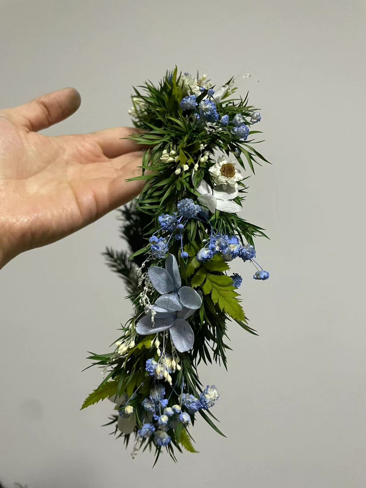 Coroa de Flores Preservadas Azul e Branco
