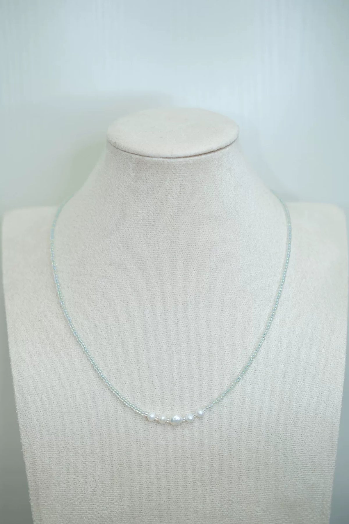 Collier en perles de rocaille et perles de culture macaron