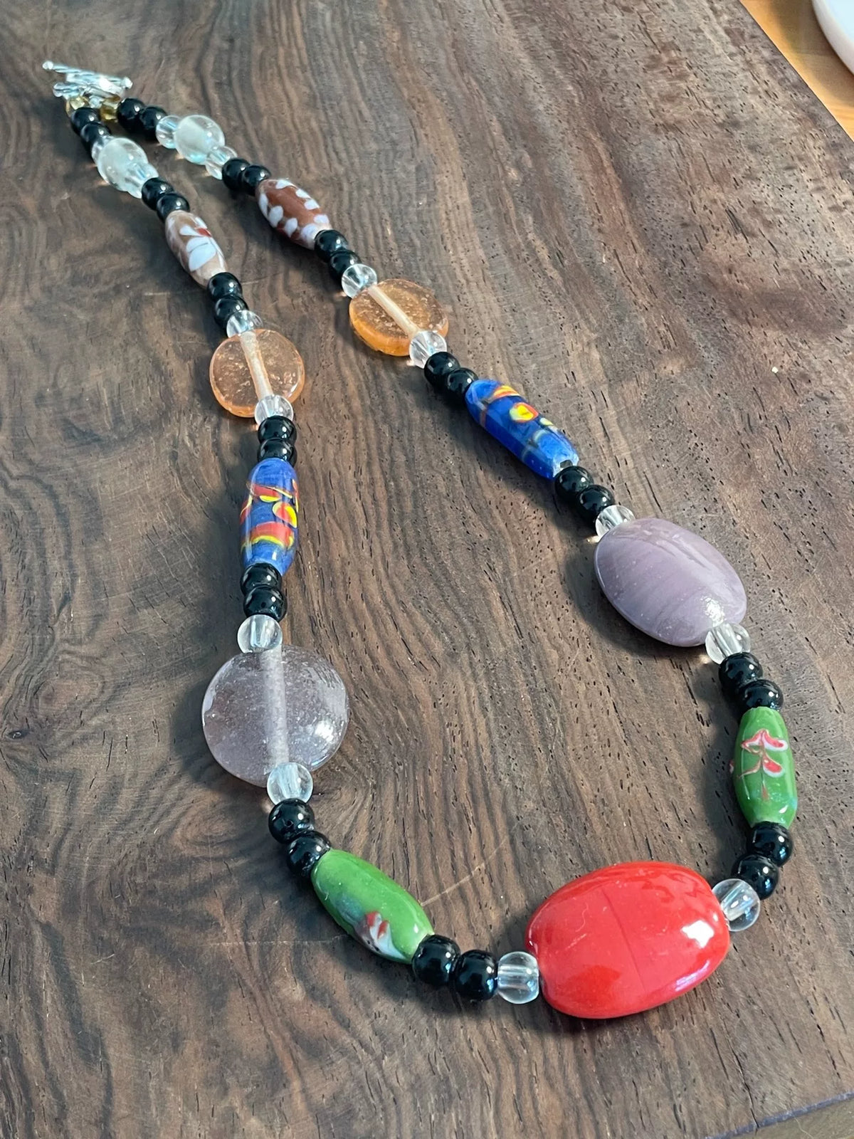 Collar de cuentas de vidrio artesanal con foco ovalado rojo