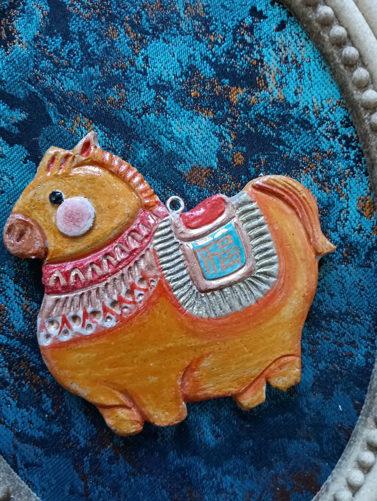 Pendente de Cavalo Tang em Argila Artesanal