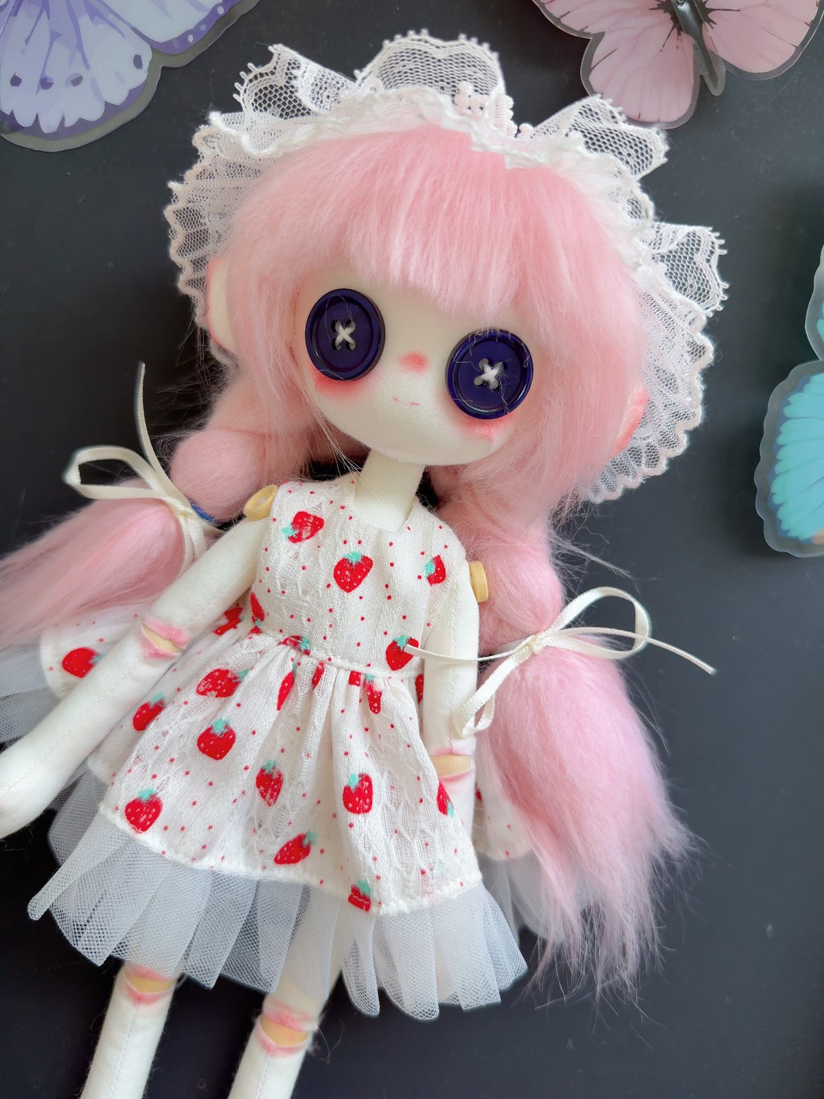Handgefertigte Stoffpuppe mit Erdbeerkleid
