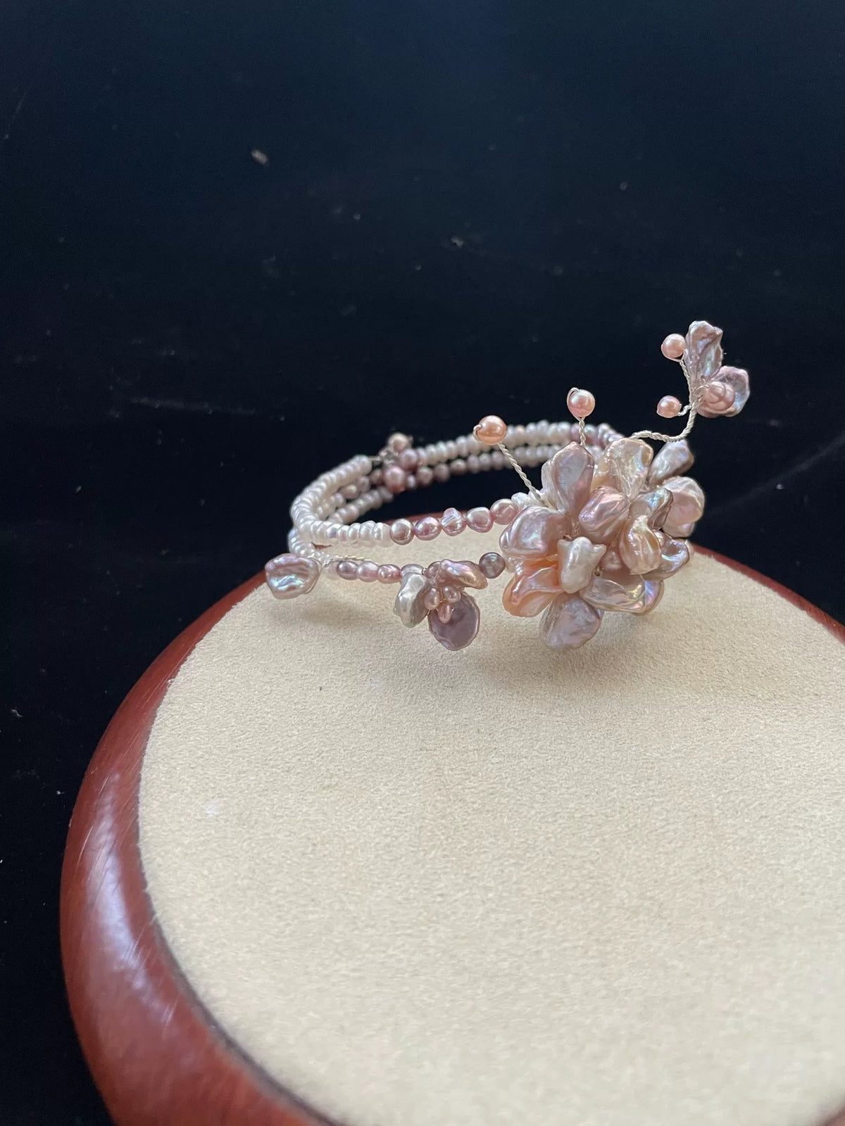 Bracciale con perle naturali barocche, fiori e farfalla