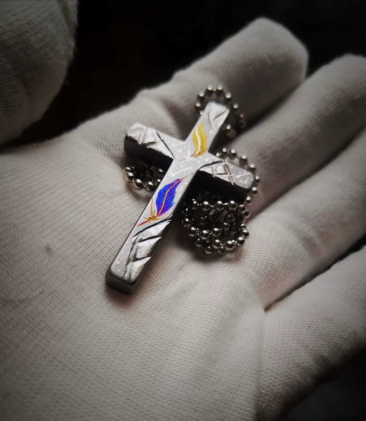 Kruishanger van puur titanium met battle worn-afwerking