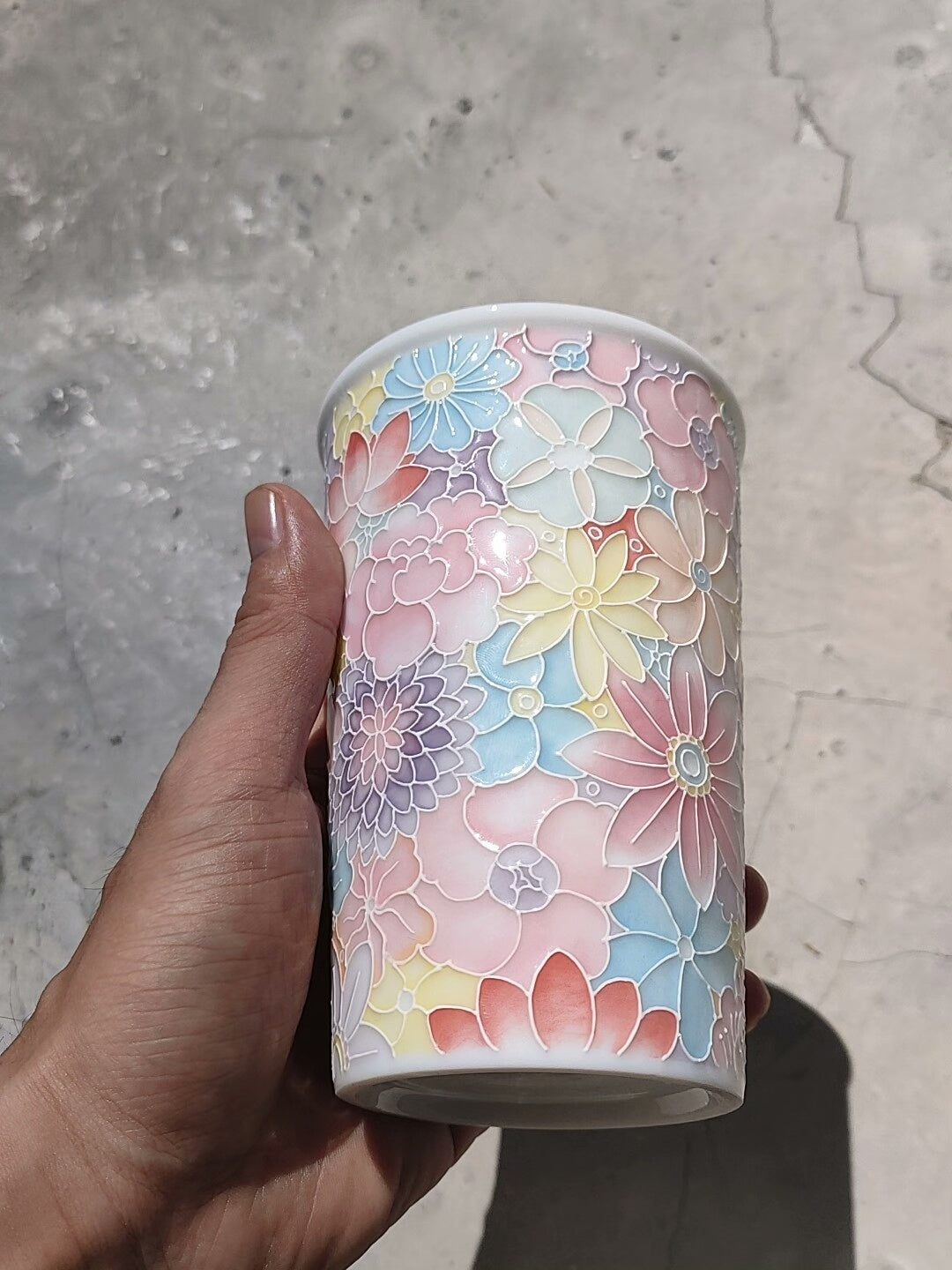 Handgefertigte florale Keramiktasse aus Jade-Ton