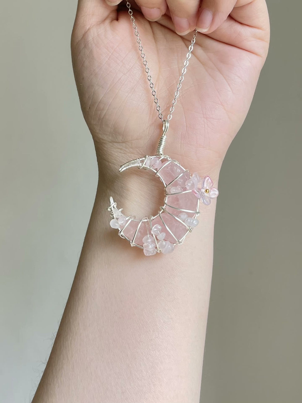 Halsband med rosenvarts och halvmåne i silvertråd