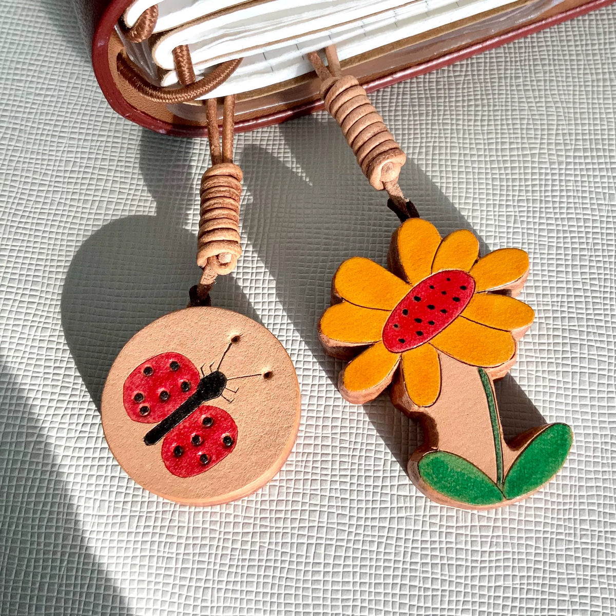 Handgemaakte leren charms meisje, kever en bloem
