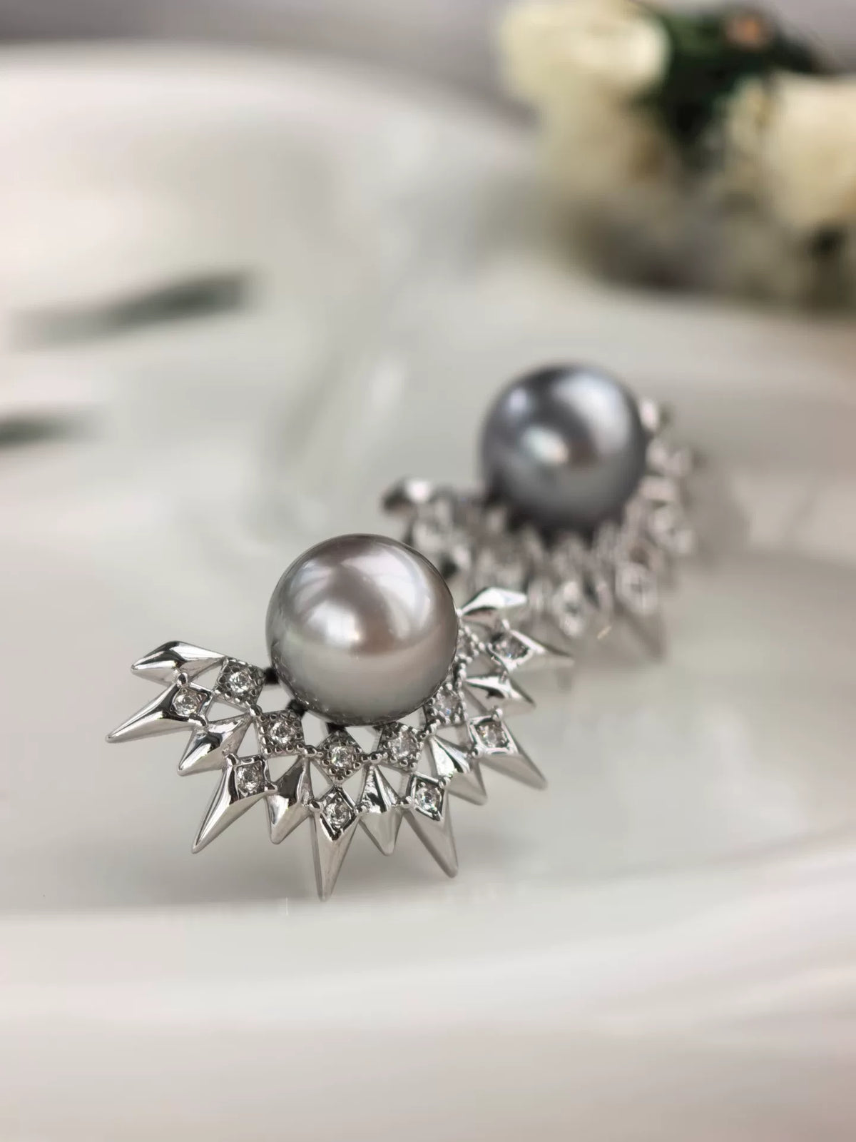 Brincos de Pérola de Tahiti Cinza-Platina com Design de Explosão de Estrela
