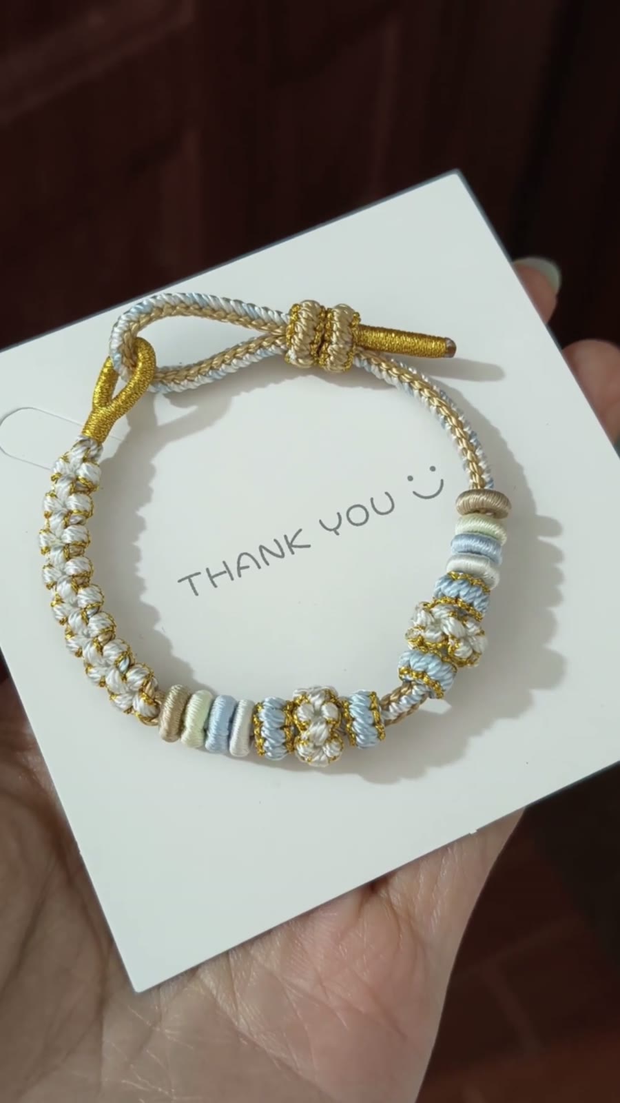 Pulseira Tecida à Mão Roxa Branco e Dourado com Nó de Flor de Pêssego