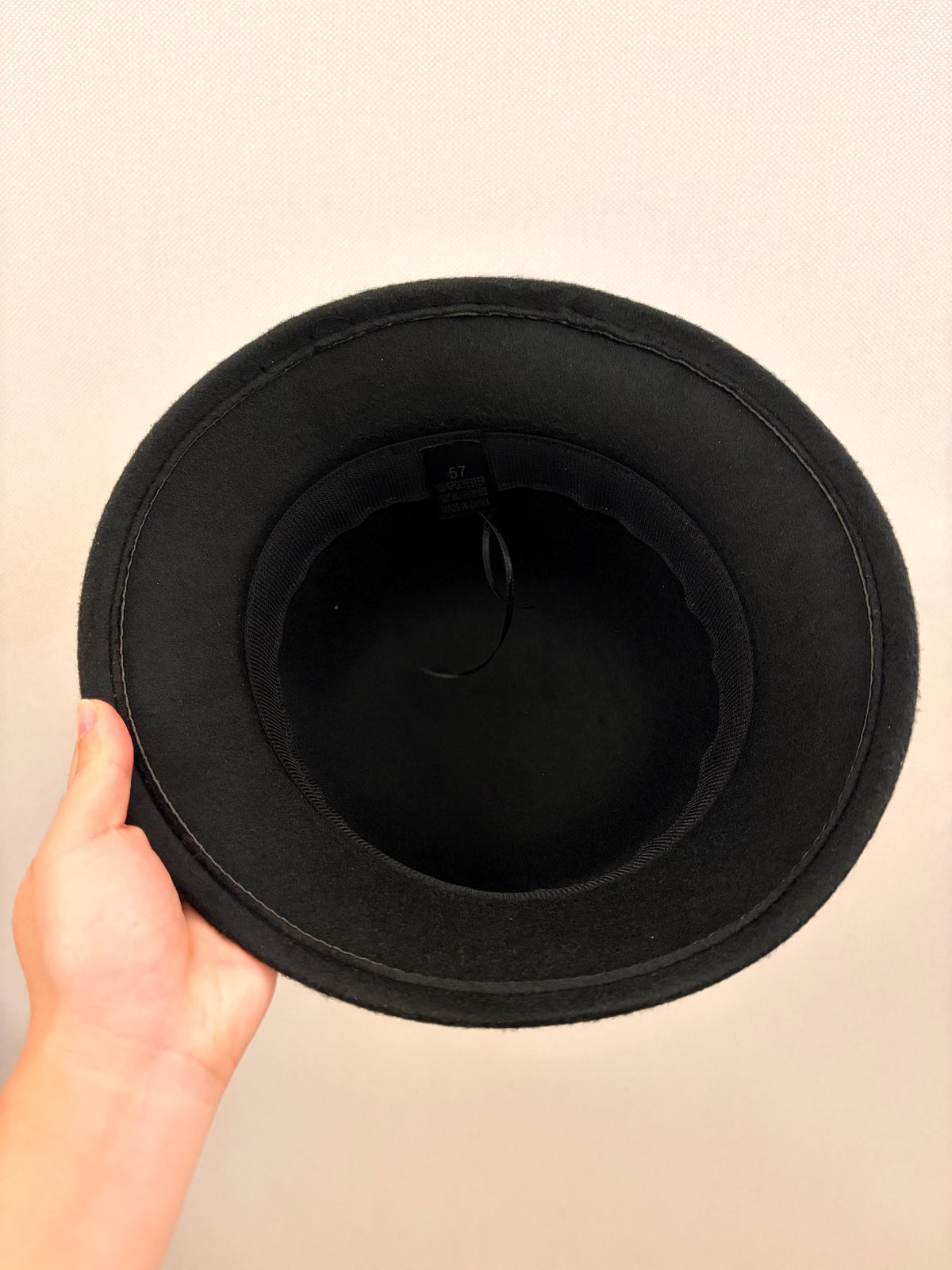 Bucket hat nero con fiore bianco e fiocco