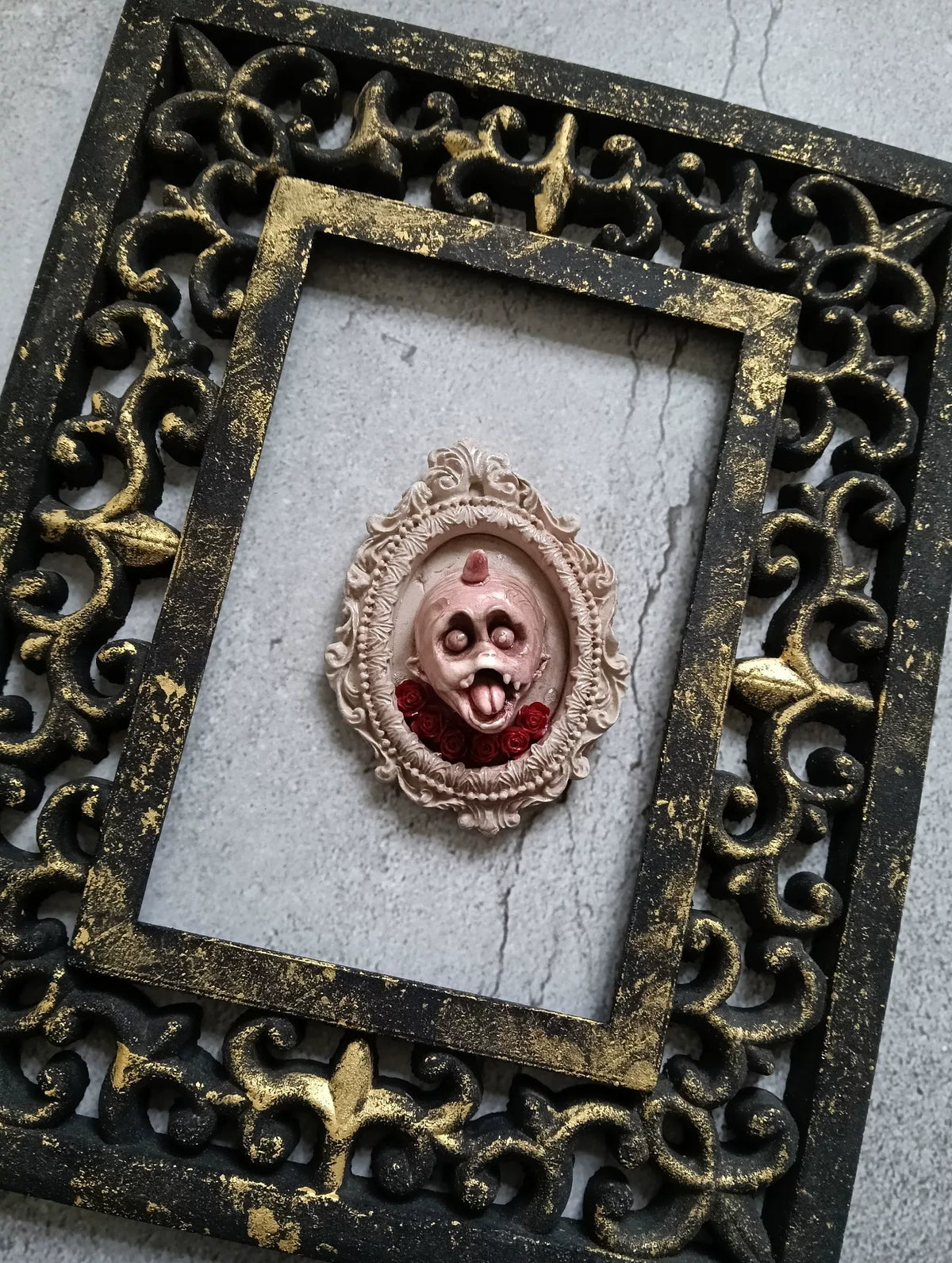 Broche de cabeza de demonio gótico con rosas rojas