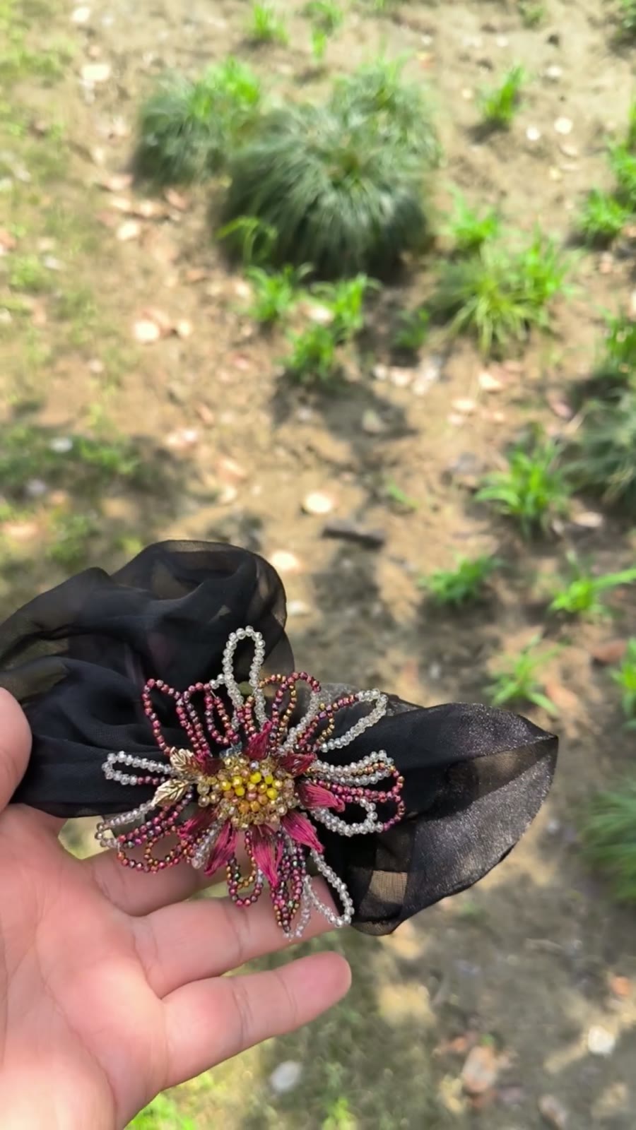 Set aus Haarscrunchie und Blumenbroche mit Kristallperlen