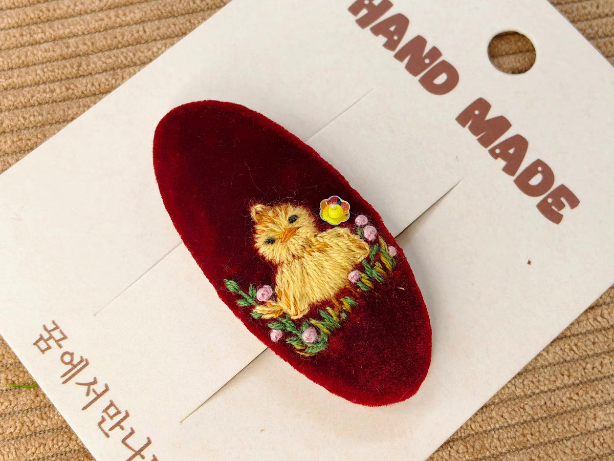 Handgemaakte Geborduurde Haarclip van Rood Fluweel