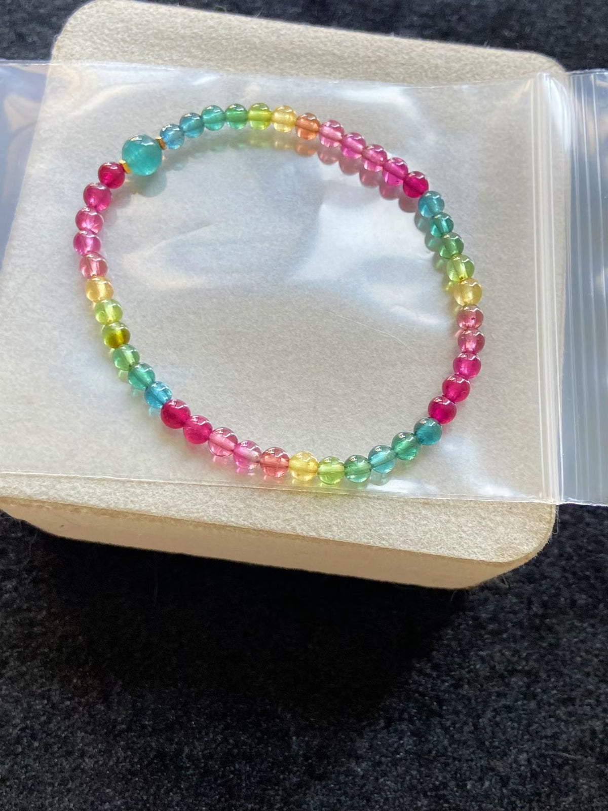 Pulsera de cuentas de turmalina arcoíris
