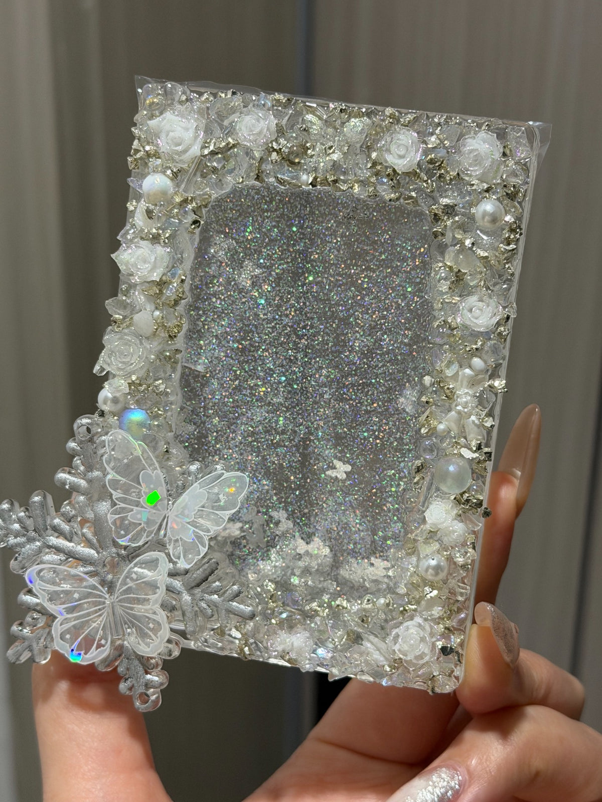 Moldura de Glitter Prateado Quicksand com Borboletas