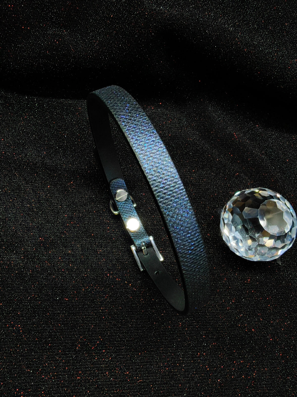 Bracciale-collare stretto in glitter blu