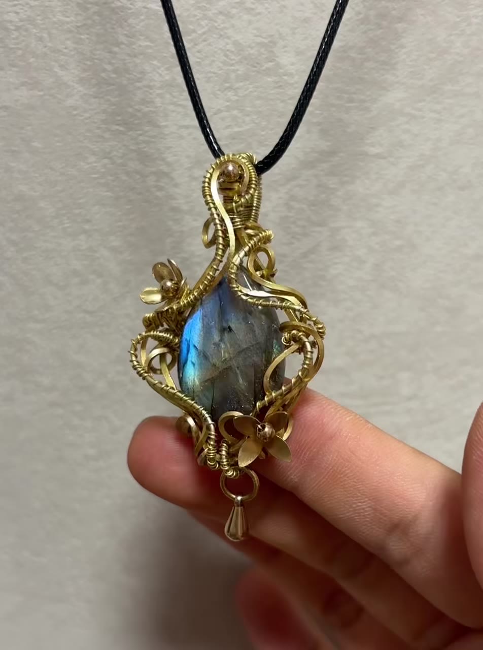 Handmade Labradorite Brass Wire Necklace