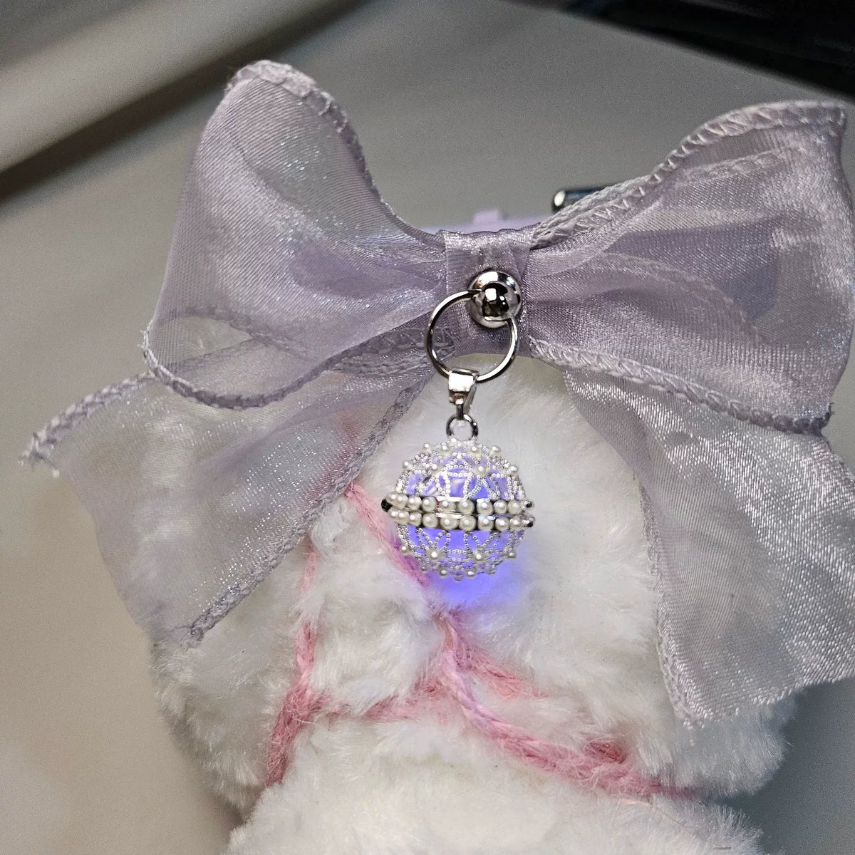 Collare in pelle lilla con fiocco in organza