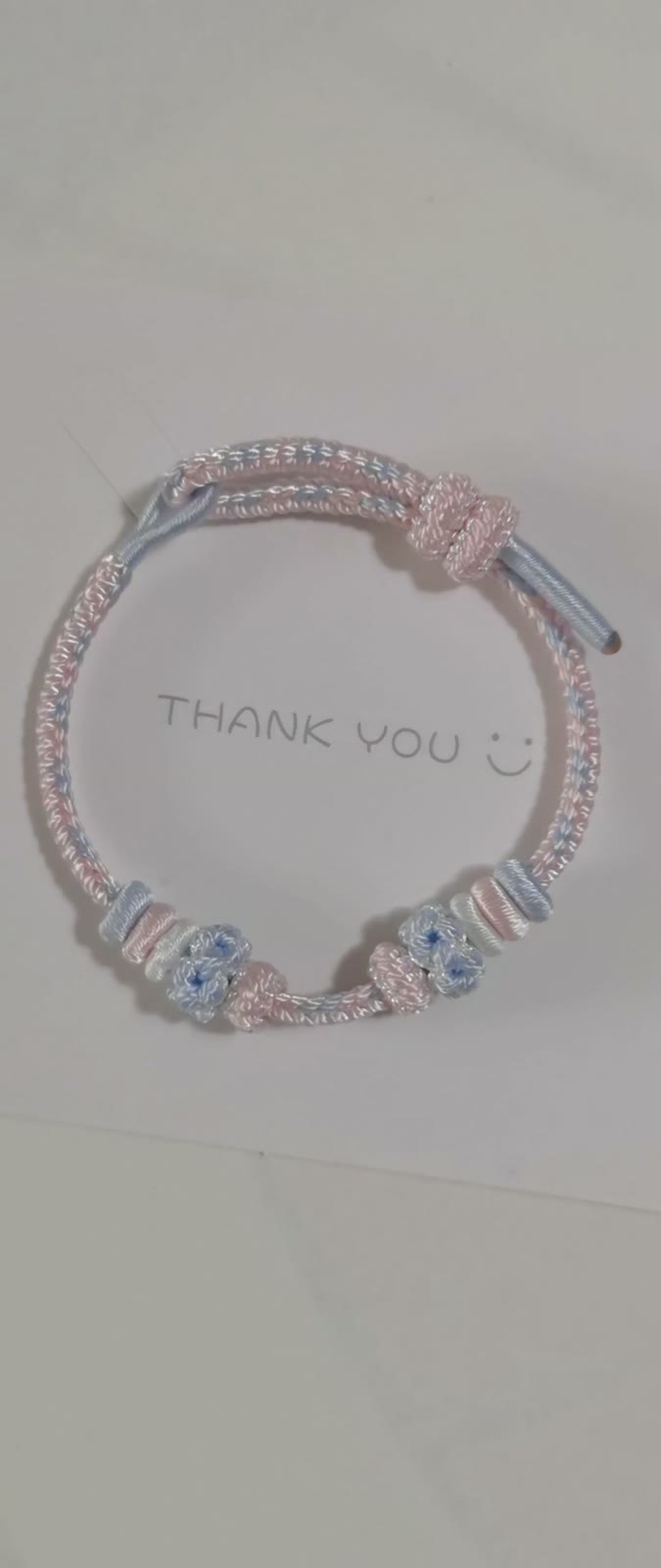 Handgjort flätat armband rosa blå gradient