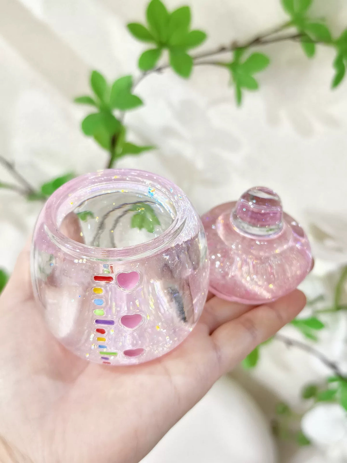 Glittriga rosa resin-nappflaskor twistburkar