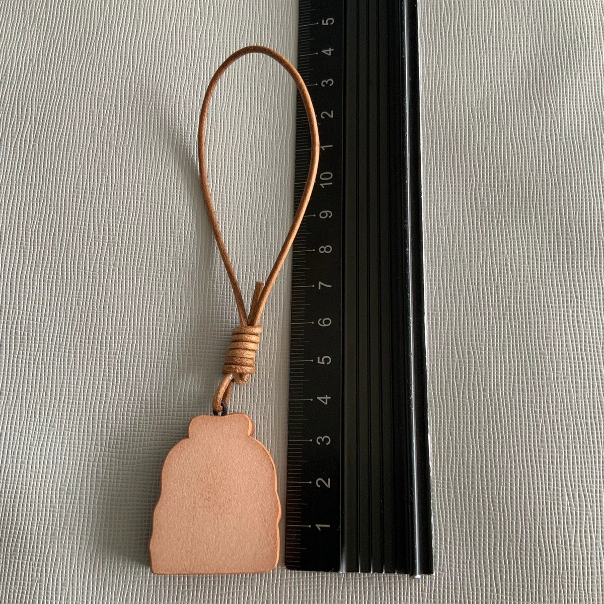 Dije de cuero tallado a mano para bolsos y llaveros