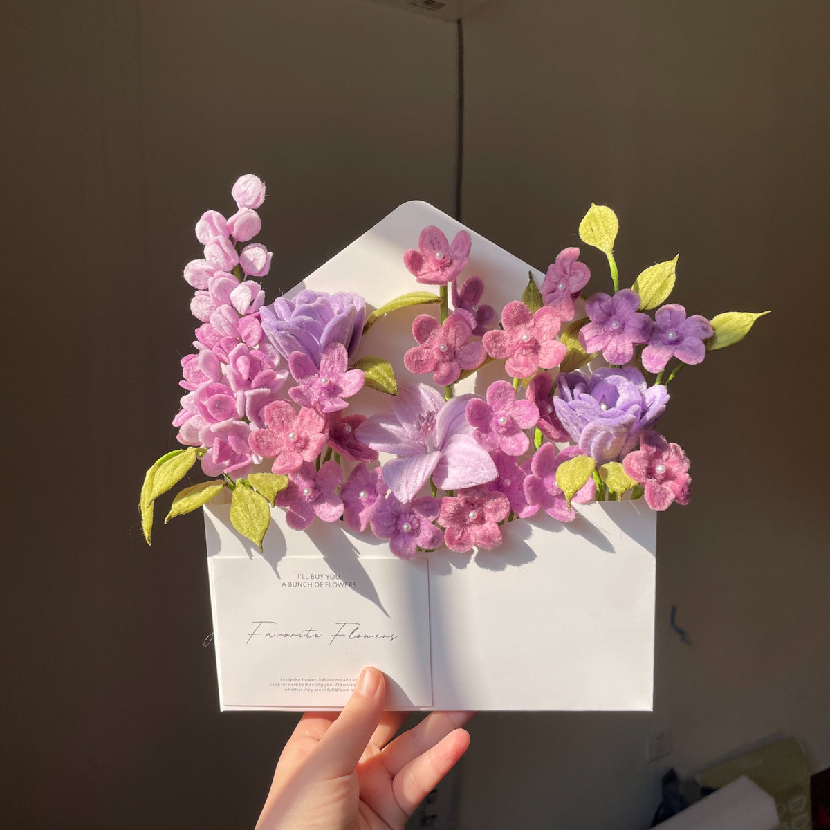 Bouquet de fleurs en chenille dégradé rose et violet